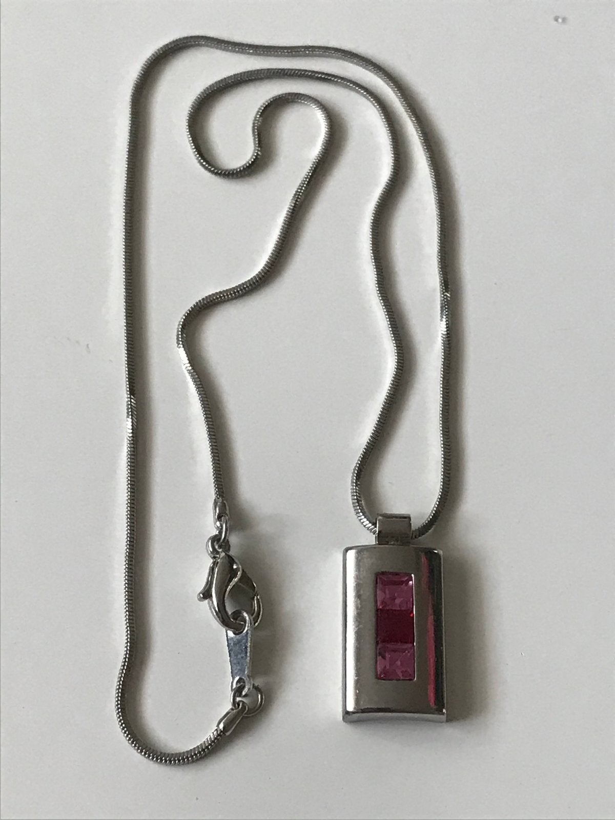 Zilverkleurig kettinkje met roze/rode steentjes - 43cm, Gebruikt, Verzenden, Zilver, Overige materialen
