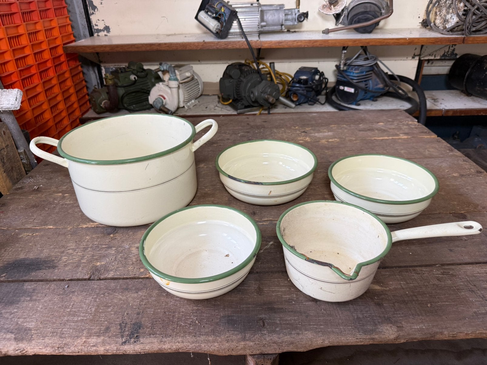 Oude emaille pannen en schalen set, Ophalen