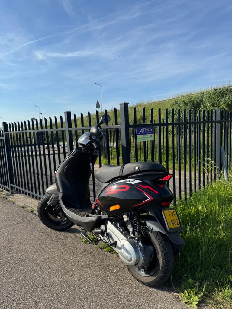 Piaggio zip 125cc AC op brom, Ophalen of Verzenden, Zo goed als nieuw, Benzine, Zip