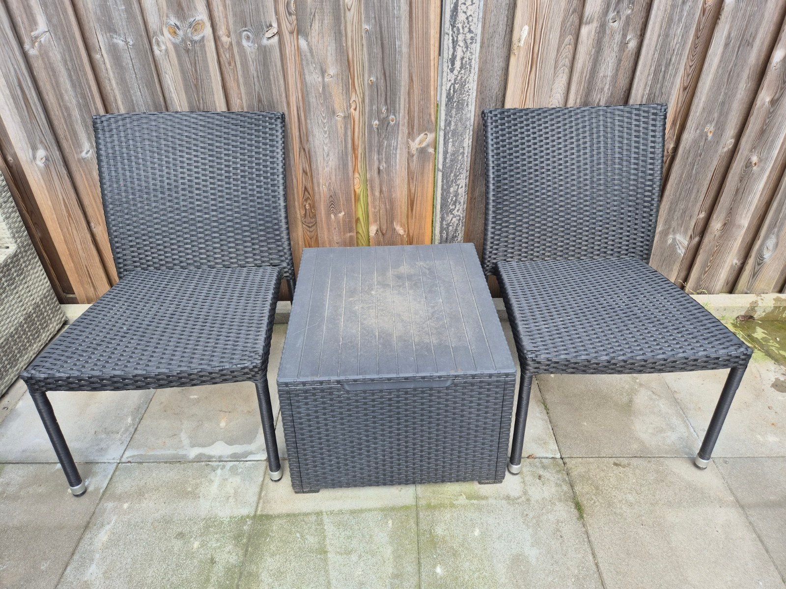 Twee antraciete wicker kunstof tuinstoelen met hocker, Tuin en Terras, Ophalen, Zo goed als nieuw