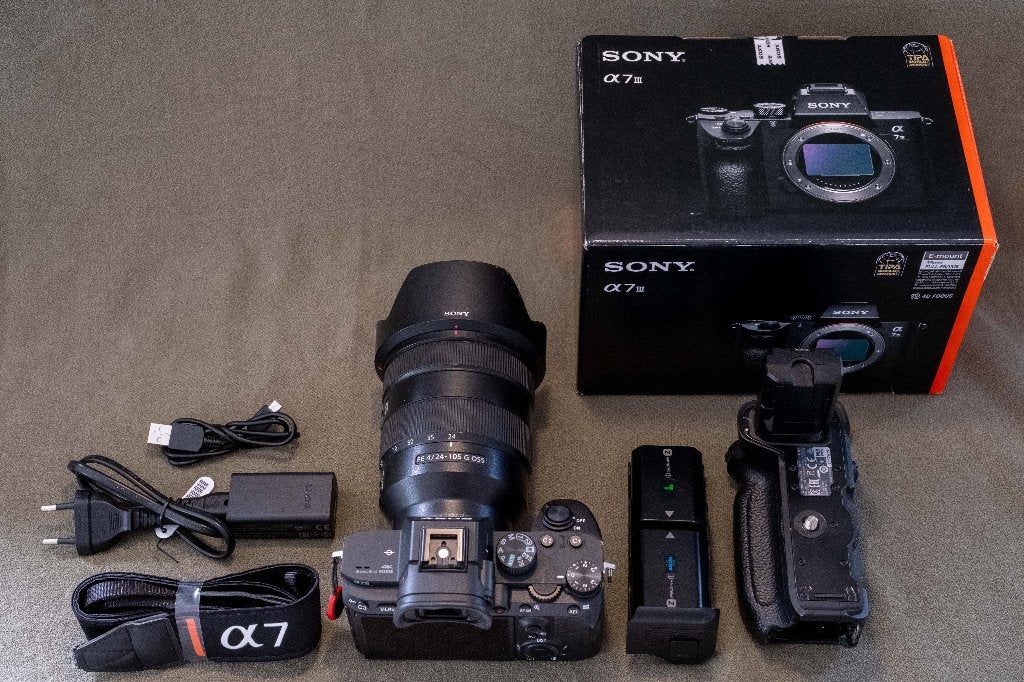 Top set Sony A7iii + FE 24-105mm + Vert Grip | 7.900 clicks!, Audio, Tv en Foto, Fotocamera's Digitaal, Ophalen, Lensdop, Bluetooth