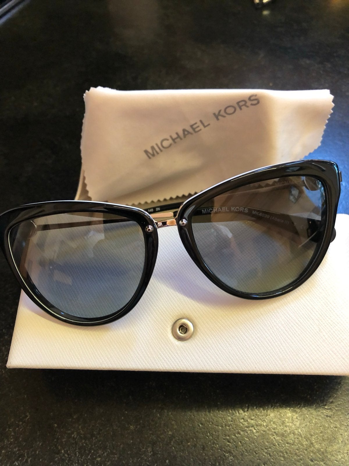 Michael Kors MK 6039 Abela II Zonnebril Zwart/Wit, Overige merken, Zonnebril, Zwart, Ophalen of Verzenden