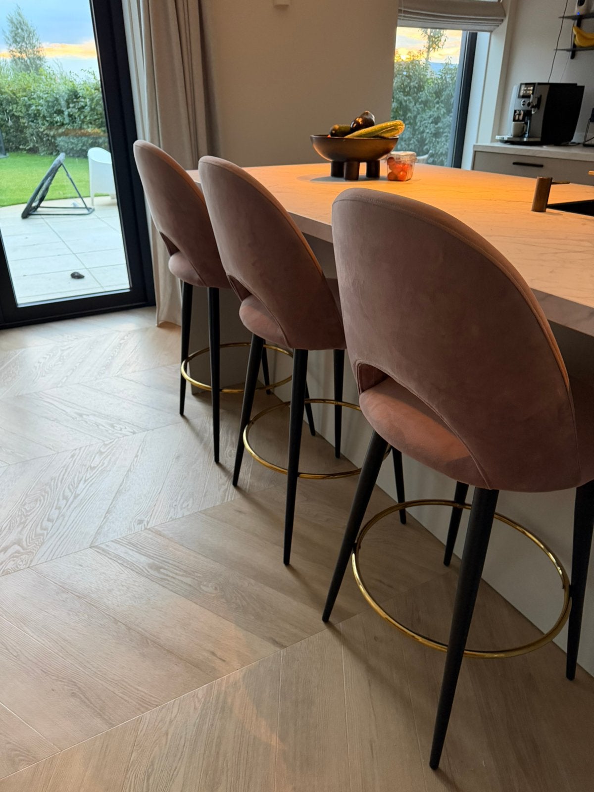 Luxe velvet barstoelen oudroze gouden details, Ophalen, 60 tot 90 cm, Zo goed als nieuw, Metaal