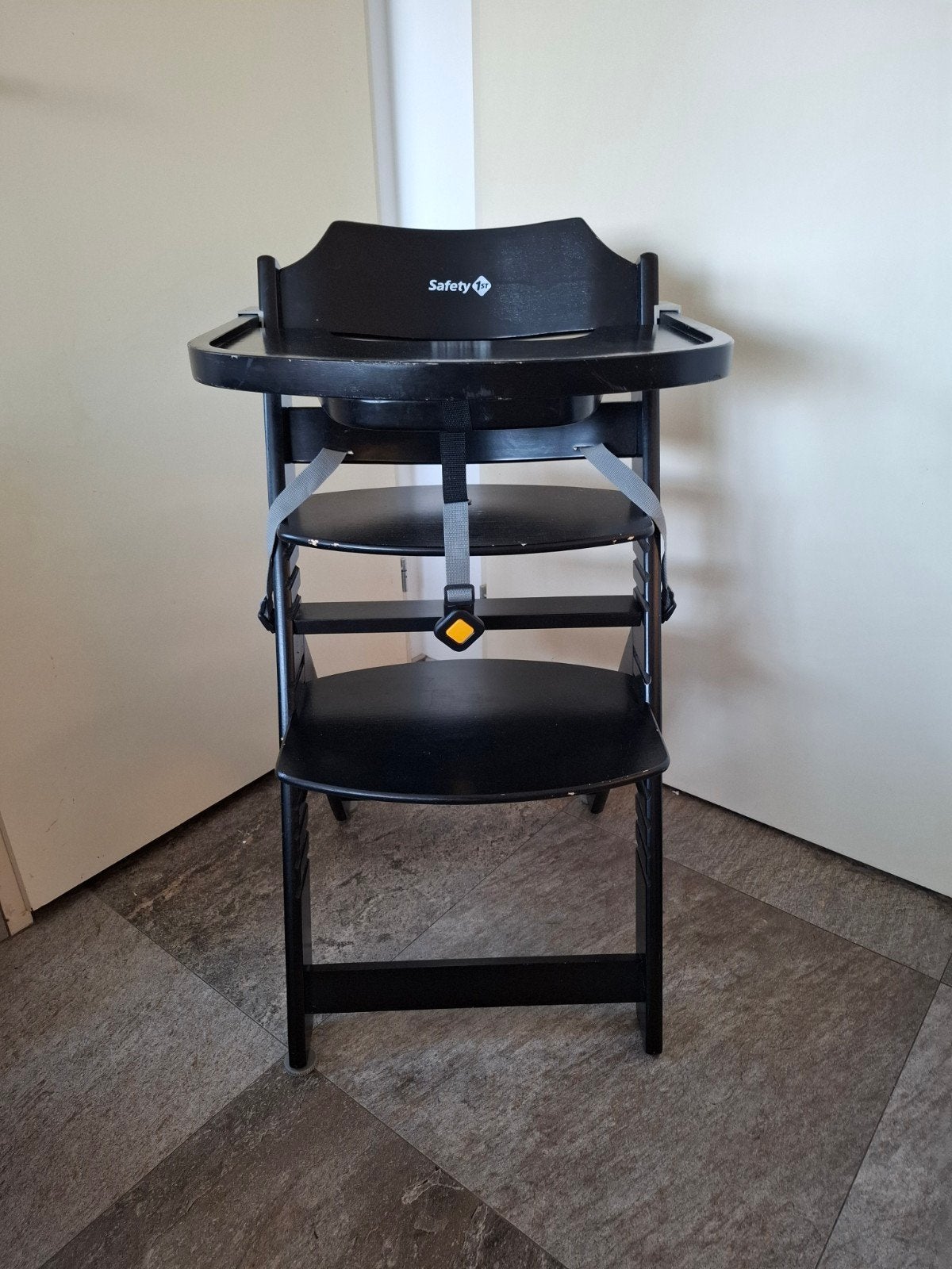 Safety 1st Meegroeistoel - Zwart met eetblad en gordel, Kinderen en Baby's, Kinderstoelen, Ophalen, Gebruikt, Meegroeistoel, Gordel(s)