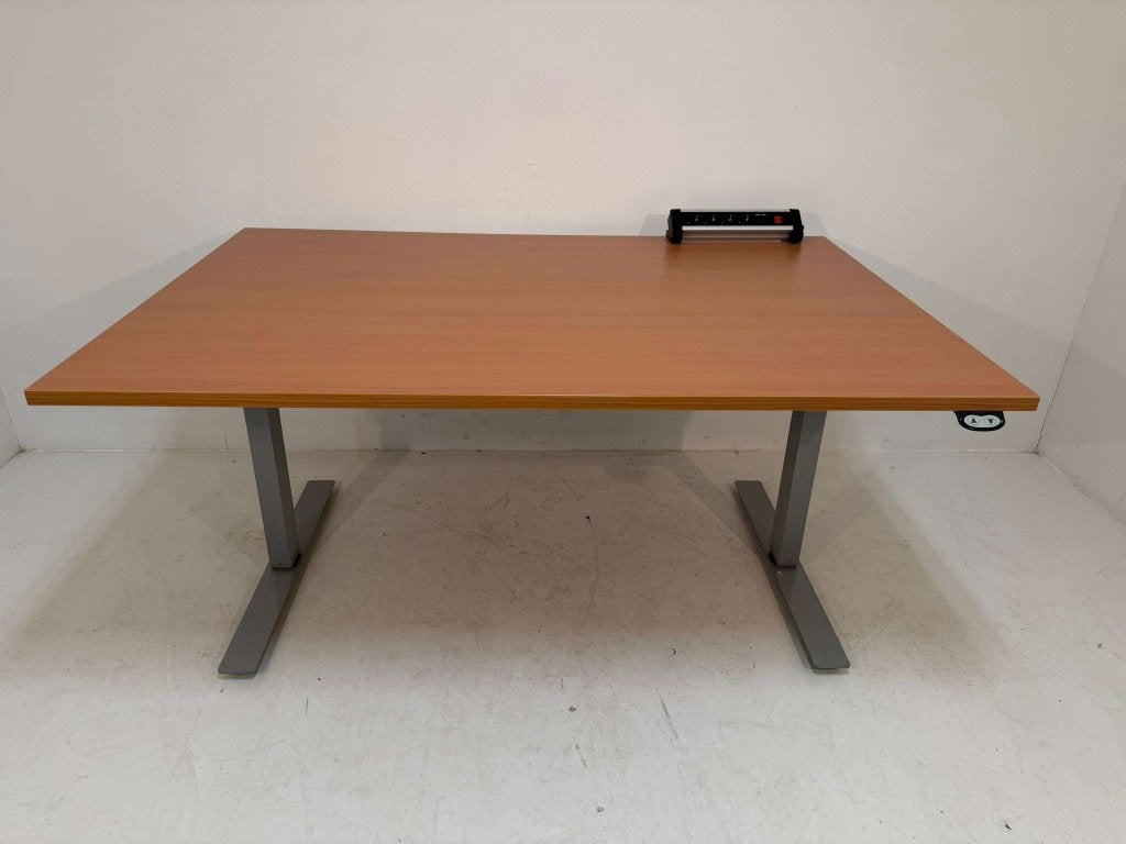 Partij zit/sta bureaus gebruikt 150x100cm €225,- p/st, Niet ingevuld, Niet ingevuld, Niet ingevuld