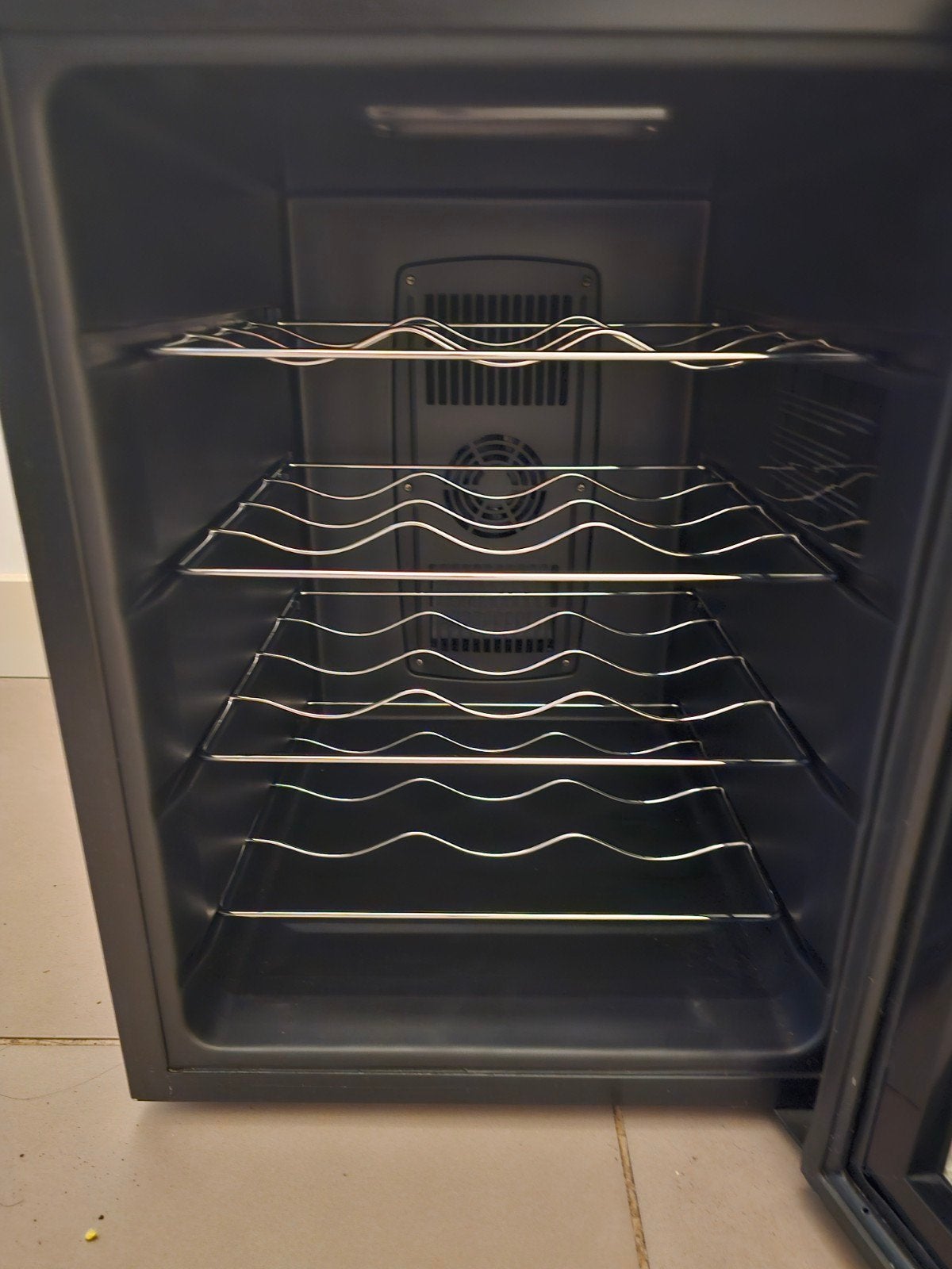 Bifinett Wijnkoelkast KH1220 - Compact en Stijlvol, Ophalen, Minder dan 75 liter, Zonder vriesvak, Gebruikt