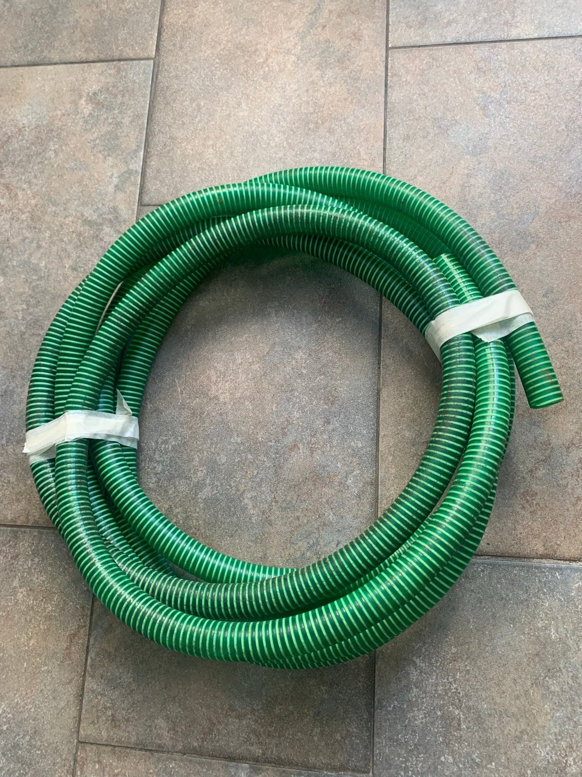 Groene aanzuigslang, 6 1/2. Mtr.  1 duims. voor 10 euro., Ophalen, Gebruikt, Tuinslang