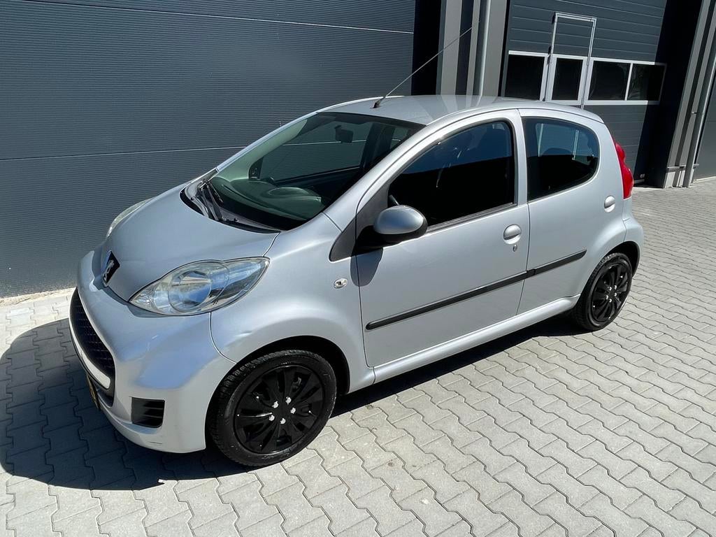 Peugeot 107 1.0 12V SUBLIME 5DR 2009 Grijs NW APK, Voorwielaandrijving, Stof, 4 stoelen, 68 pk
