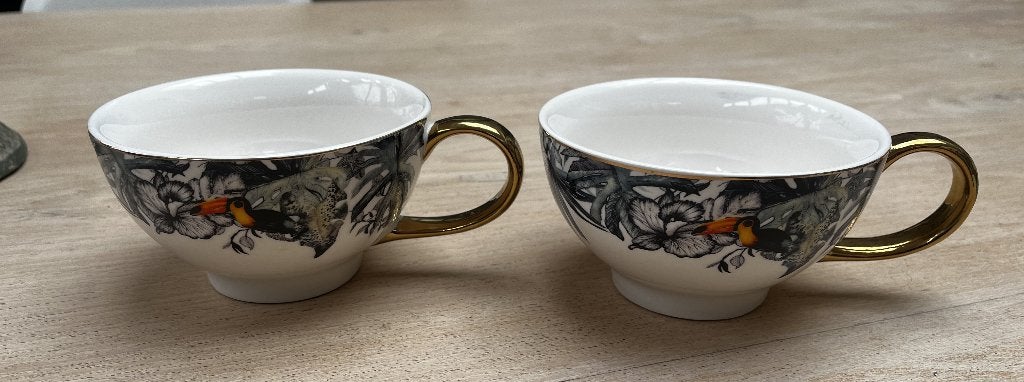 2 STUKS PORSELEINEN KOPJES MET O.A. TOEKAN, BLOEMEN & GOUD, Overige merken, Ophalen of Verzenden, Zo goed als nieuw, Modern