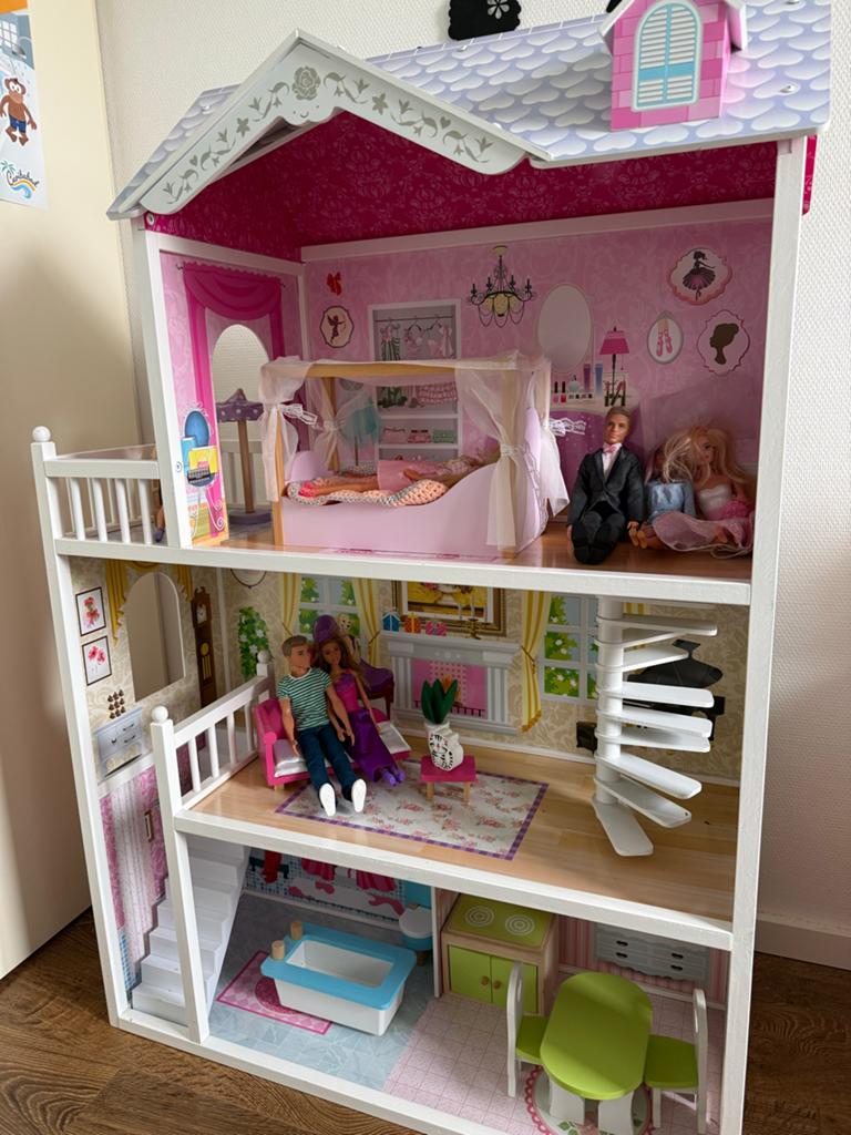 Groot houten poppenhuis met meubels en poppen, Ophalen, Zo goed als nieuw, Poppenhuis