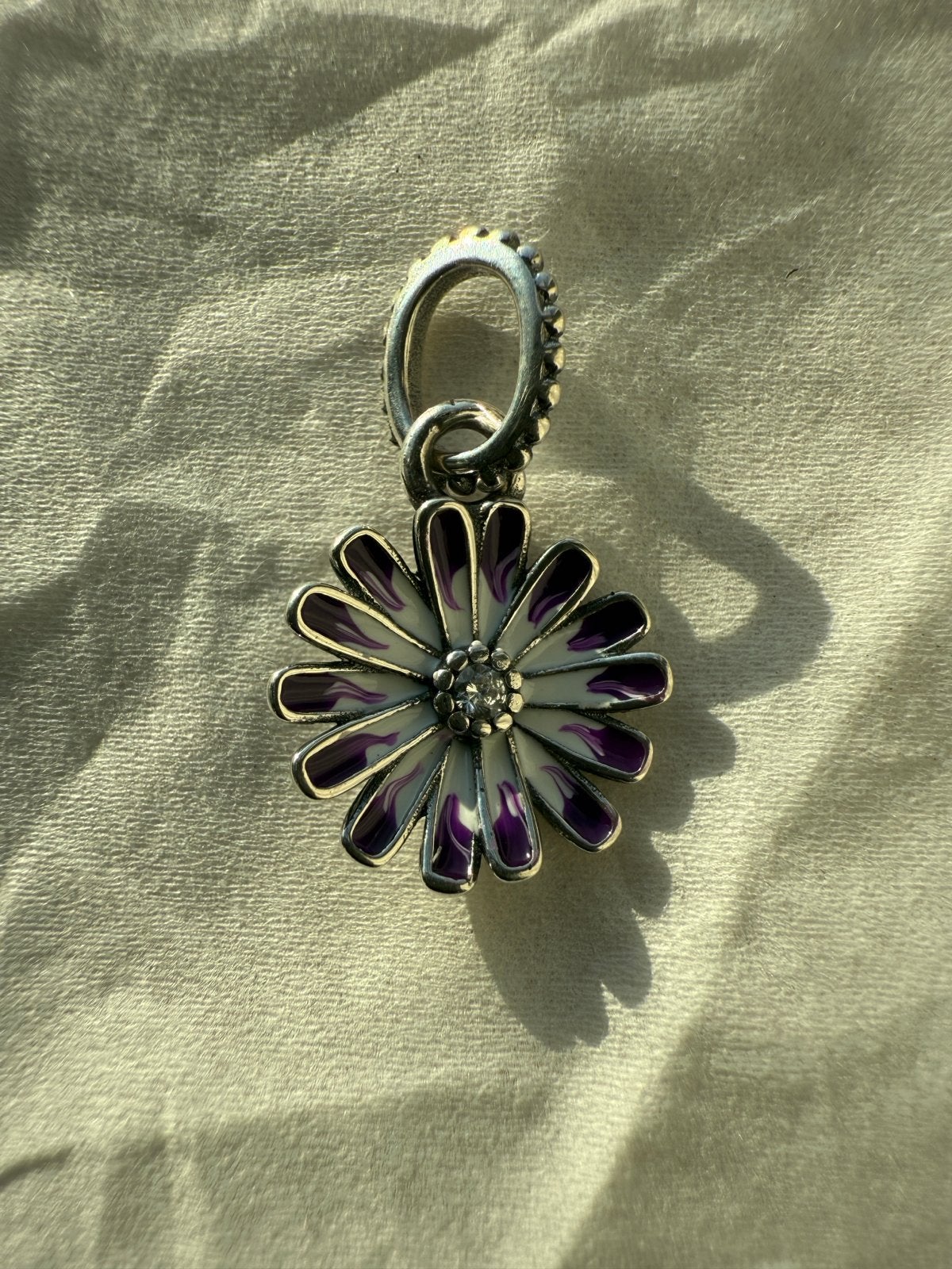 Pandora bedel madeliefje paars zilver, Sieraden, Tassen en Uiterlijk, Pandora, Ophalen of Verzenden, Zo goed als nieuw, 1 bedel