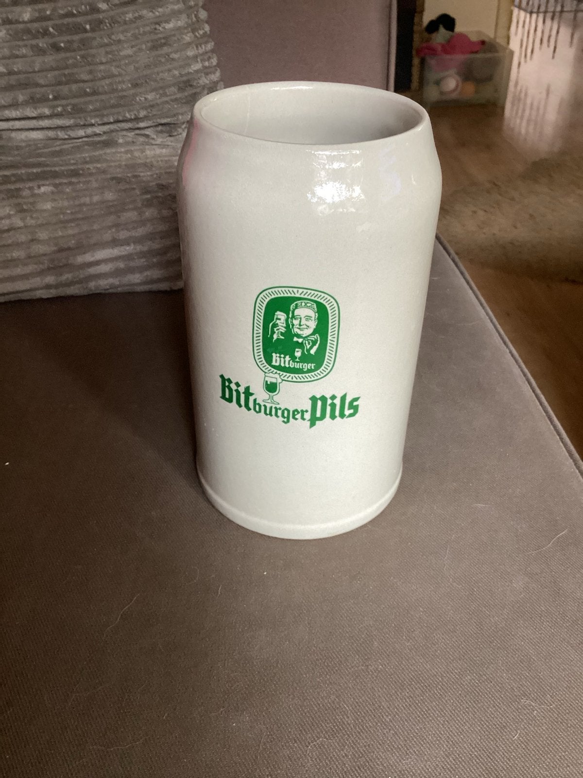 Bitburger bierpul 1 liter keramiek, Gebruikt, Keramiek, Overige typen, Ophalen of Verzenden