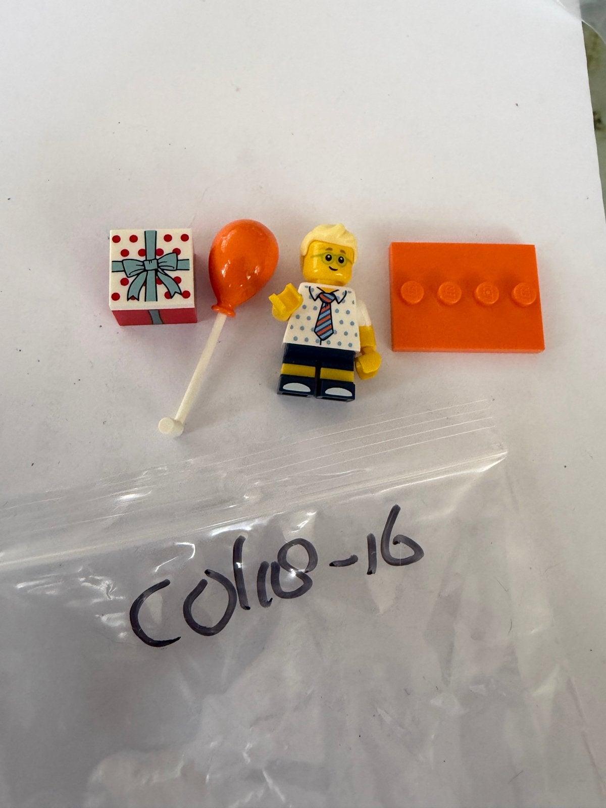 Lego Minifiguur met cadeau en ballon, Gebruikt, Overige thema's, Lego, Ophalen of Verzenden