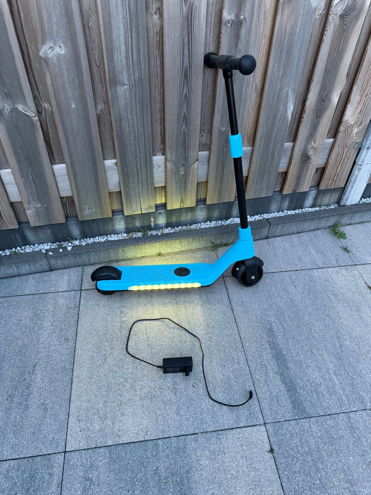 Blauwe elektrische step met verlichting en oplader, Fietsen en Brommers, Ophalen, Gebruikt, Elektrische step (E-scooter)