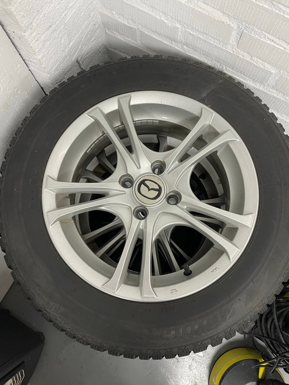 Bridgestone winterbanden met aluminium velgen voor Mazda 2, Ophalen, Gebruikt, 15 inch, Banden en Velgen