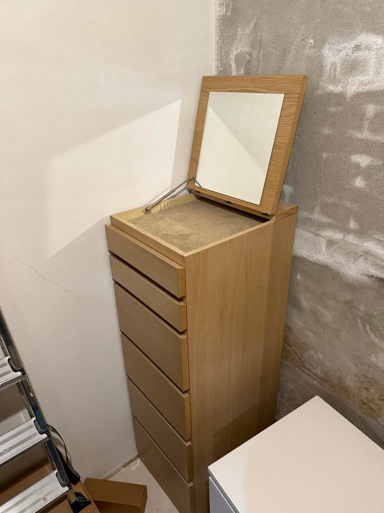 Houten ladekast met spiegel - Zo goed als nieuw, Huis en Inrichting, Kasten | Ladekasten, Ophalen, 5 laden of meer, Eikenhout