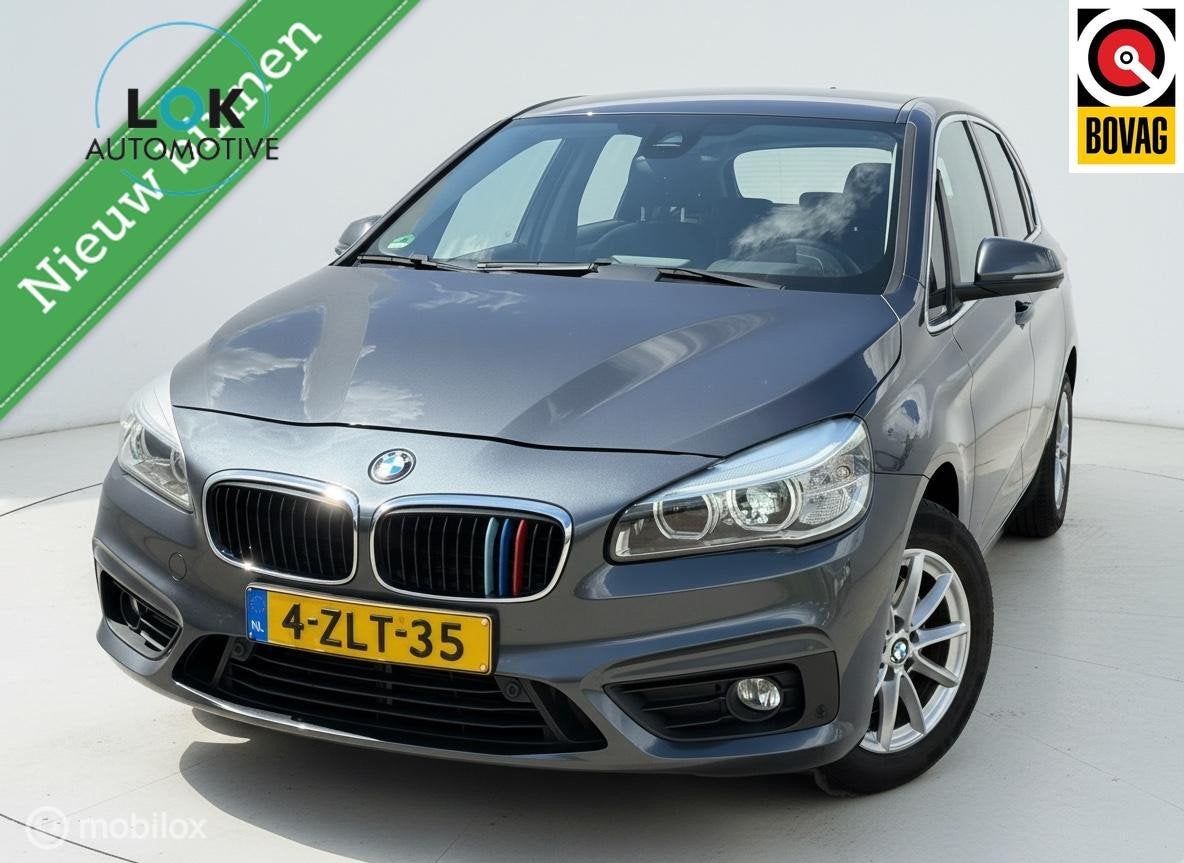 BMW 2-serie Active Tourer 220i M LED|HUD|LEDER|AUTOMAAT|, Auto's, BMW, 1998 cc, 730 kg, Gebruikt, 1405 kg