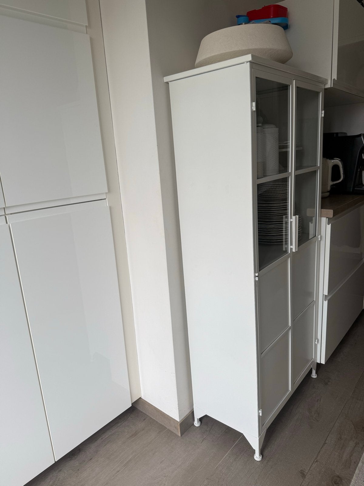 Witte vitrinekast met glazen deuren en planken, Huis en Inrichting, Gebruikt, Metaal, 150 tot 200 cm, 25 tot 50 cm