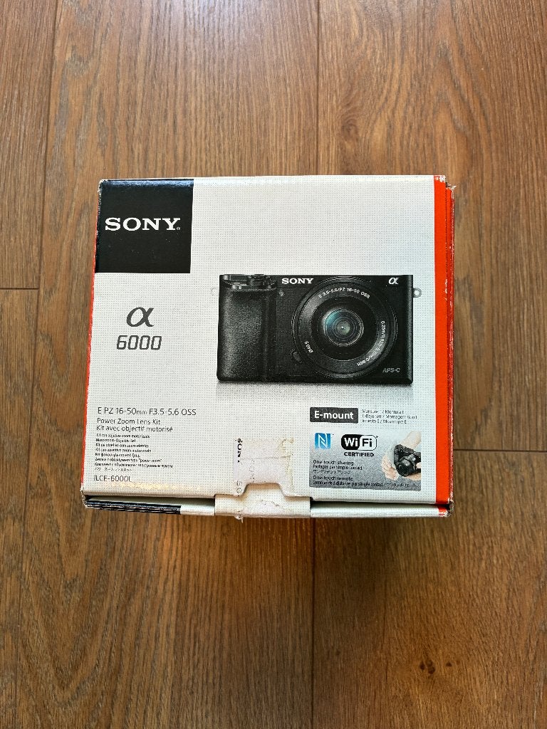 Sony a6000 Silver Mirrorless + 16-50mm Lens + 2x batteries, Kantelbaar/draaibaar scherm, Gebruikt, Lensdop, Ophalen of Verzenden
