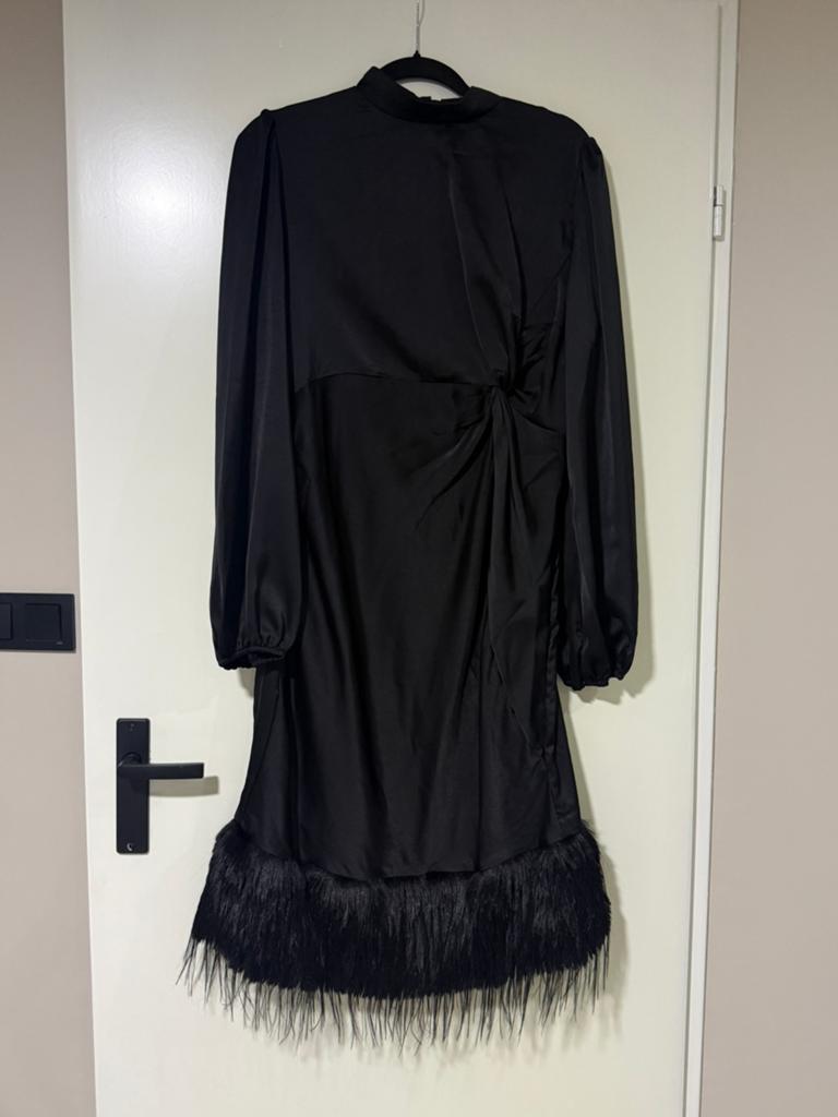 Zwarte jurk met veren, Ophalen, Zwart, Maat 46/48 (XL) of groter, Zo goed als nieuw