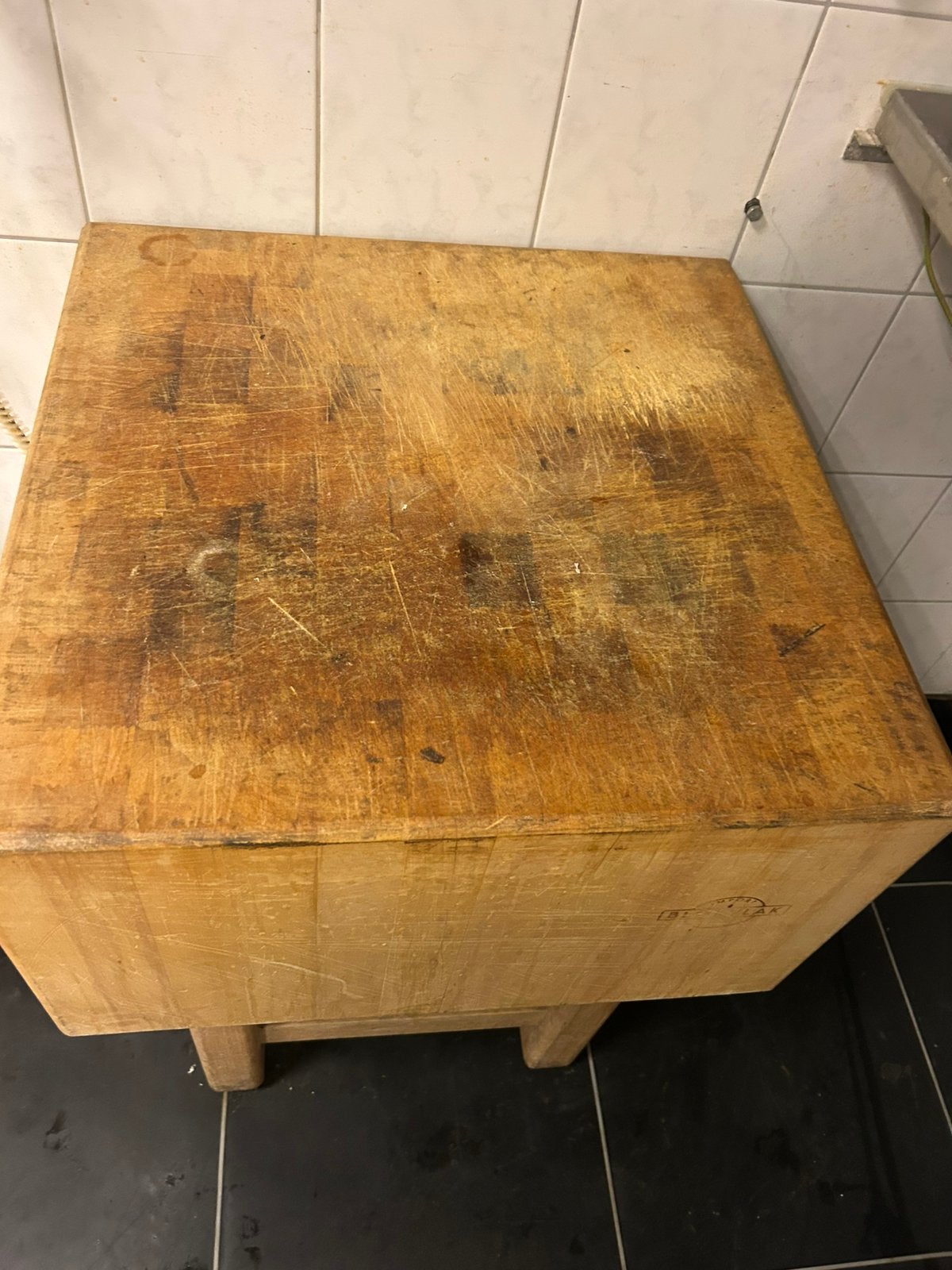 Hakblok slagerij, Ophalen