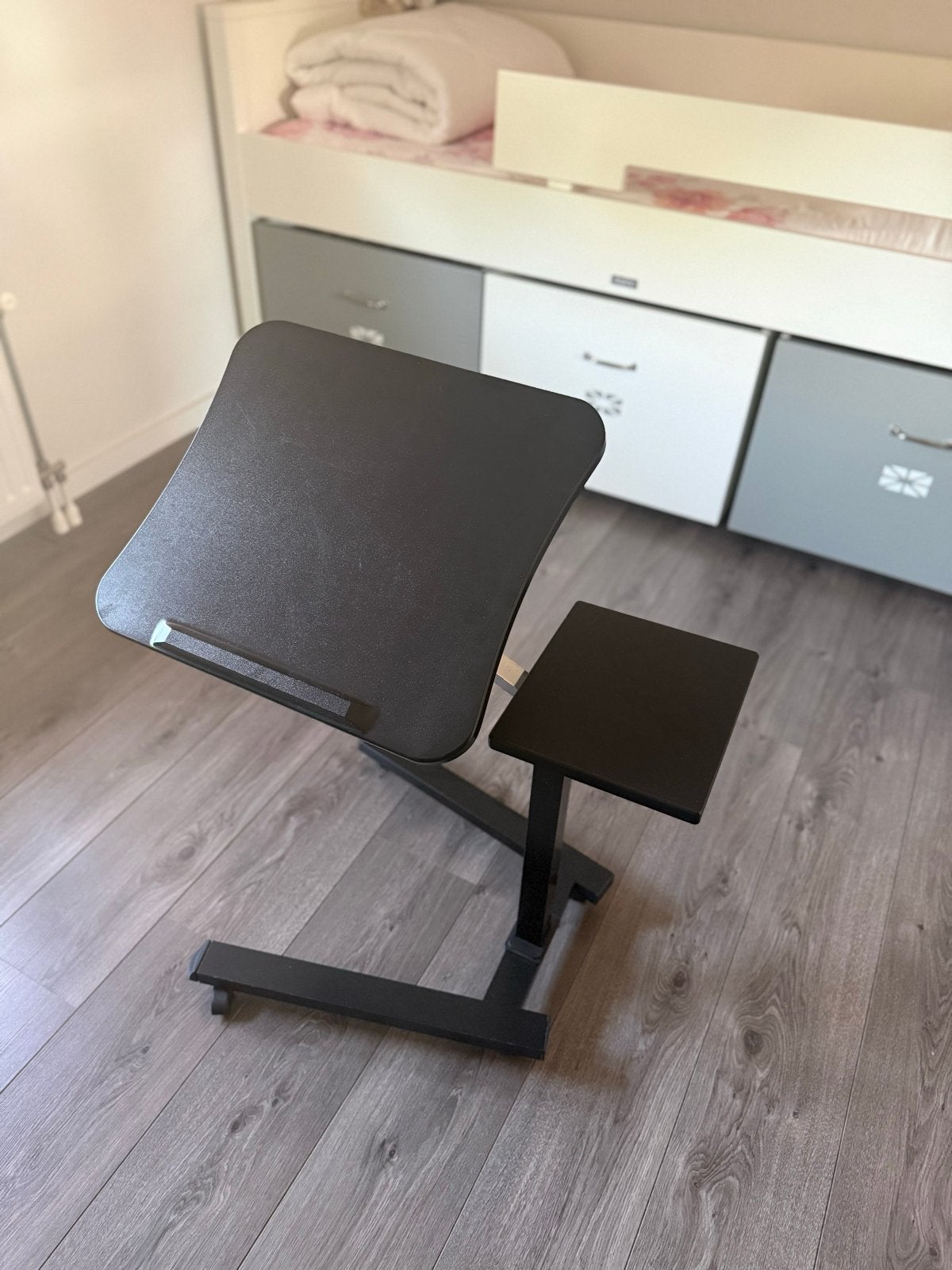 In hoogte verstelbaar en verrijdbaar computer/laptoptafel., Ophalen, Gebruikt, In hoogte verstelbaar, Zit-sta bureau