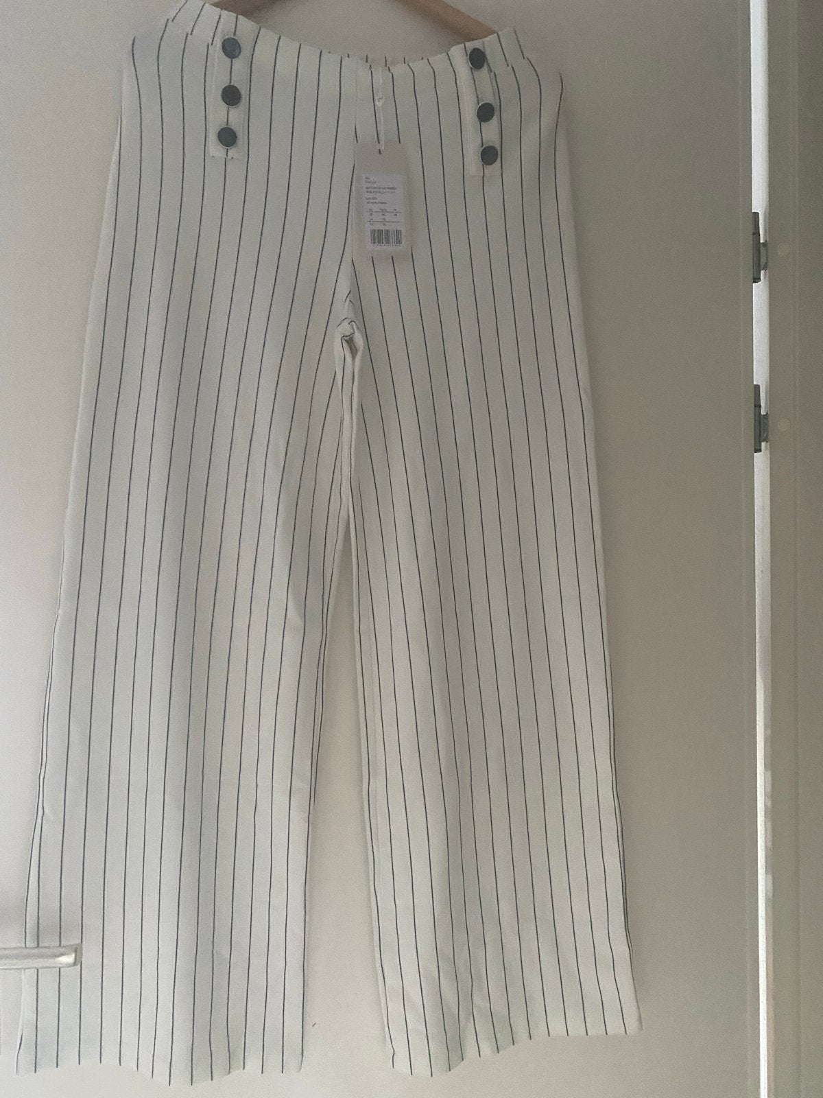 Nieuwe gestreepte broek met wijde pijpen en knoopdetails, Kleding | Dames, Maat 38/40 (M), Wit, Nieuw, Ophalen of Verzenden