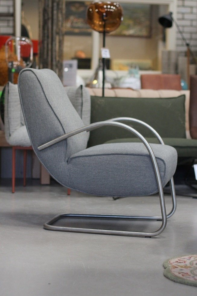 Luxe grijze fauteuil Howard Jess metaal stof sledeframe, Huis en Inrichting, Ophalen, 75 tot 100 cm, Zo goed als nieuw, Metaal