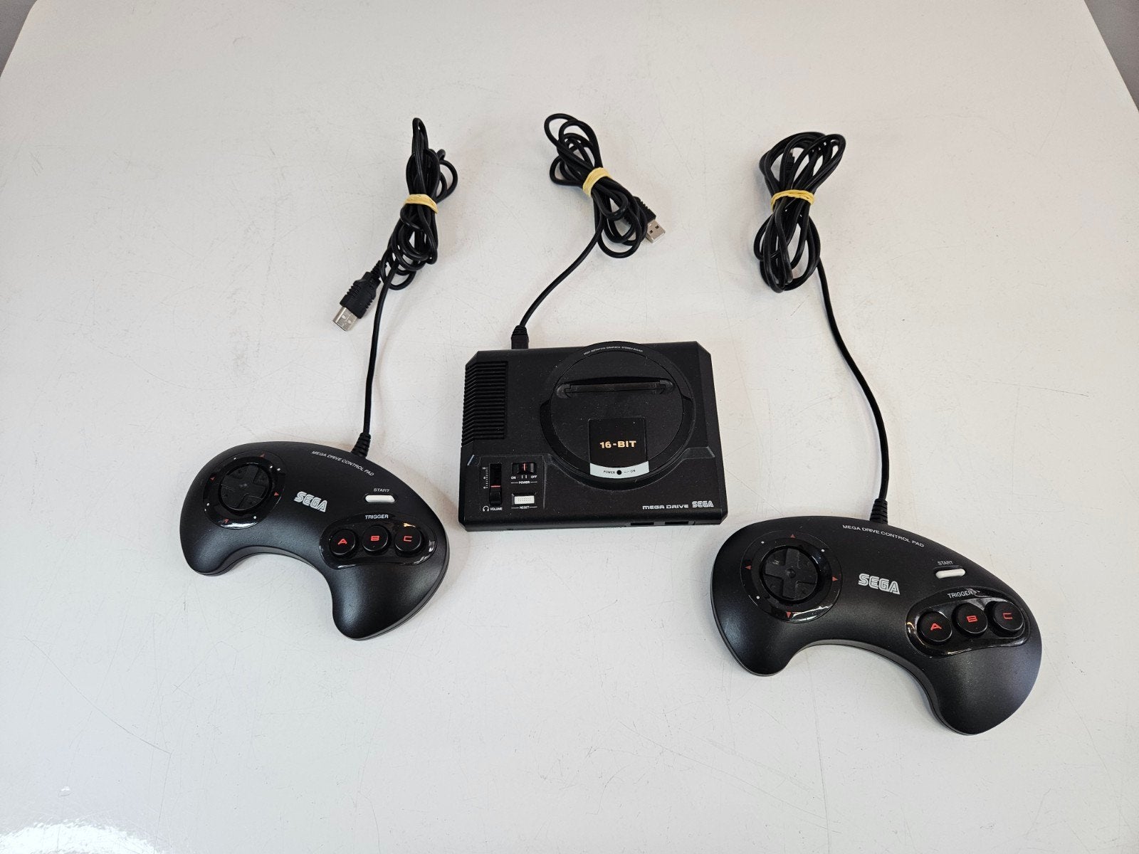 Sega Mega Drive Mini met 2 controllers, Met games, Mega Drive, 27 Great West Road, Brentford Middlesex TW8 9BW, UK, Met 2 controllers