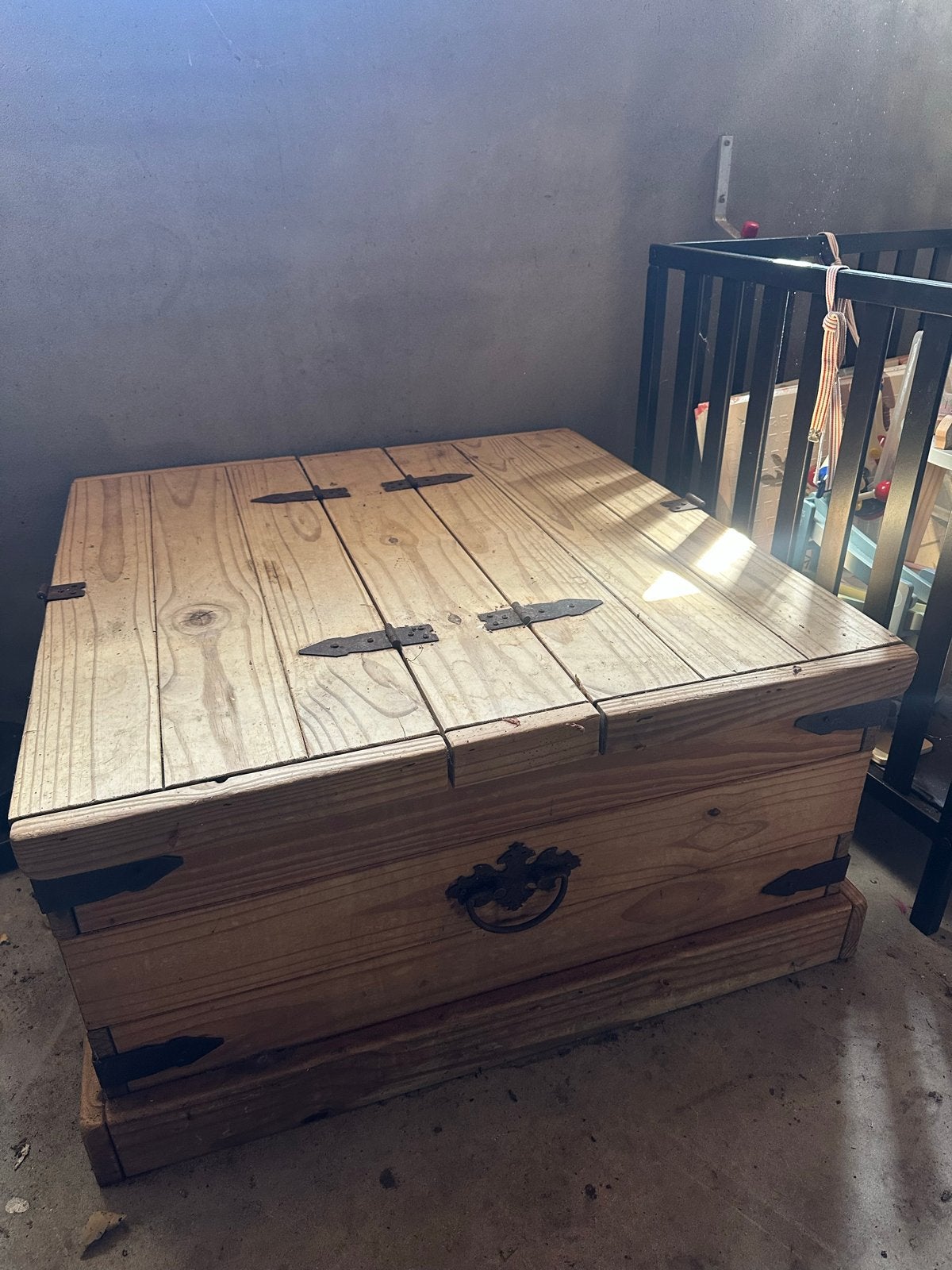 Gratis: Houten salontafel/kist met metalen beslag, Ophalen, Gebruikt, 75 tot 100 cm, Grenenhout