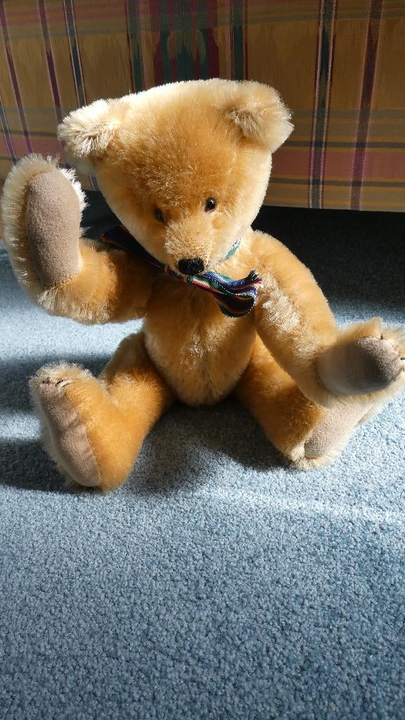 Beer (Sunny bears) met strik blauw-rood-geel-groen, Verzamelen, Verzenden, Zo goed als nieuw, Stoffen beer, Overige merken