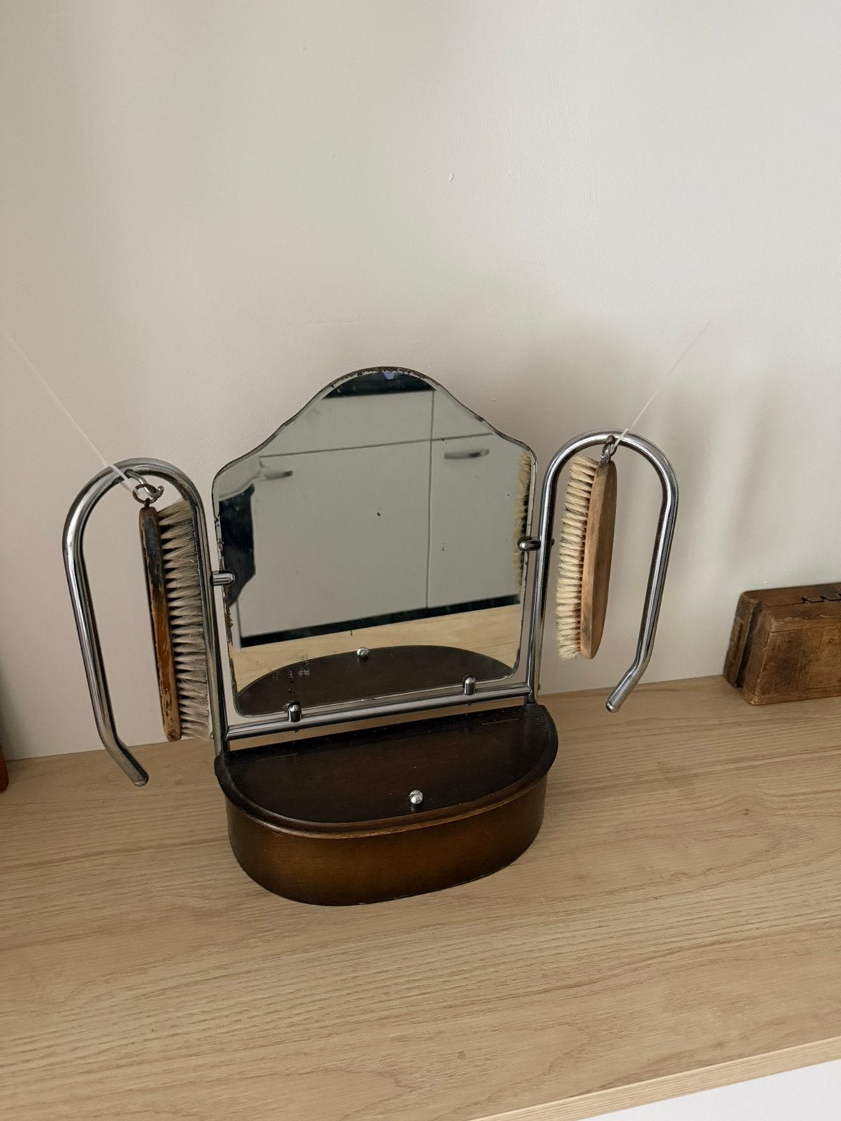 Vintage kaptafel spiegel met borstels & houten kammen bakje, Antiek en Kunst, Ophalen of Verzenden, Rechthoekig, Minder dan 50 cm