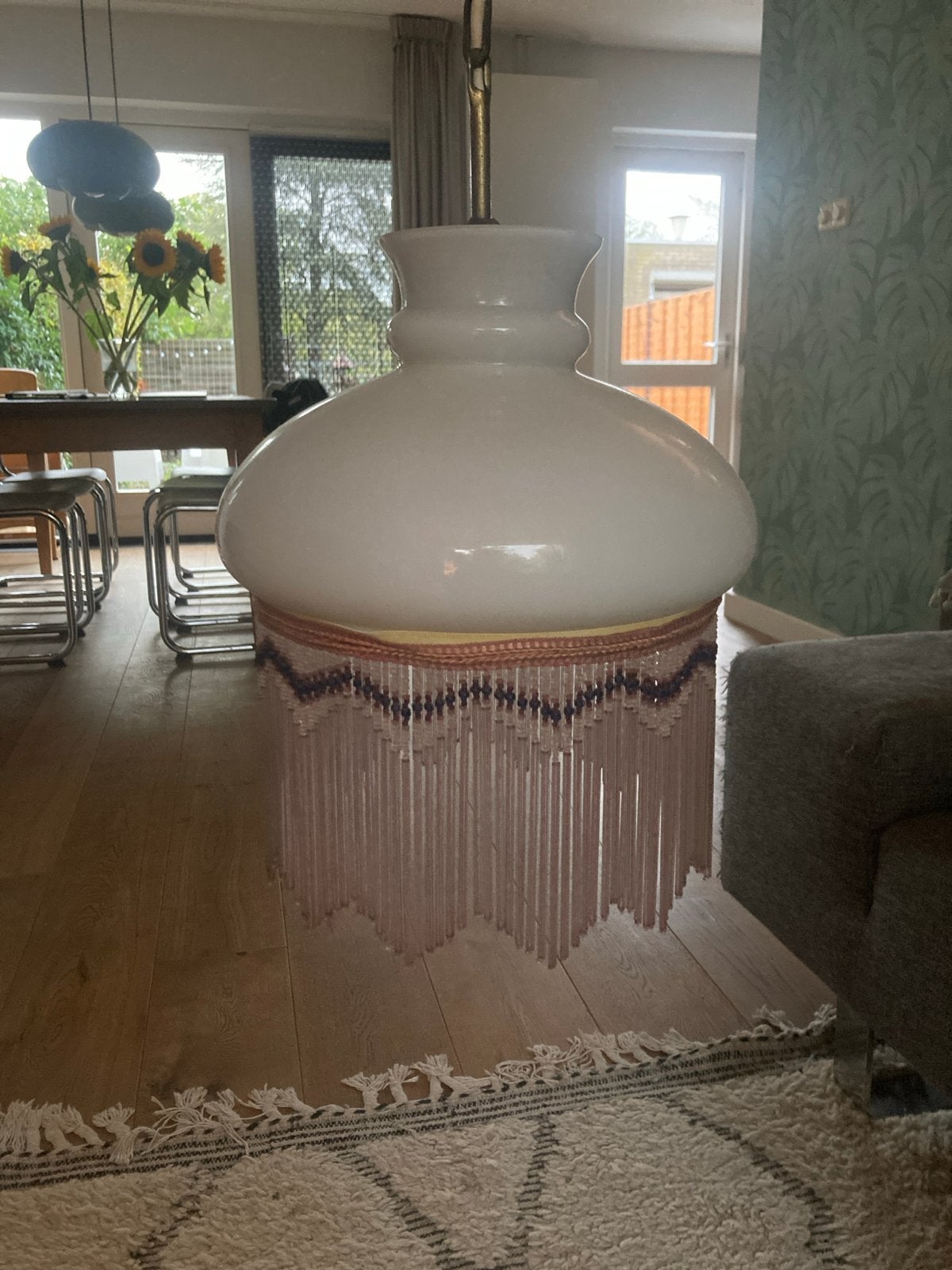 Vintage hanglamp met melkglas en kralen, Huis en Inrichting, Ophalen of Verzenden, Gebruikt, Glas, E27 (groot)