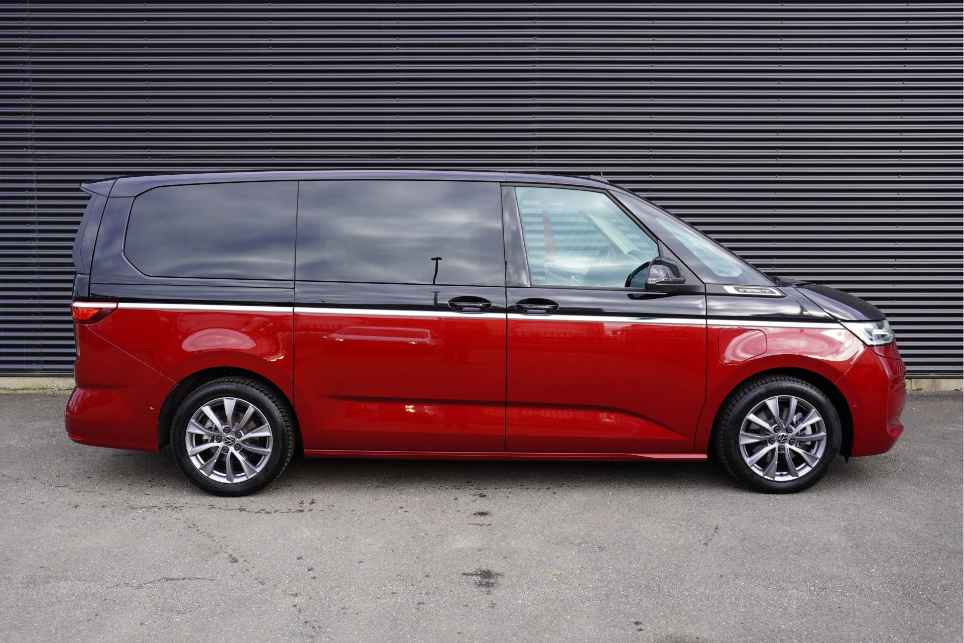 Volkswagen Multivan 1.4 eHybrid L2 Energetic Apple Carplay C, Auto's, Stof, Gebruikt, Hybride Elektrisch/Benzine, 1600 kg