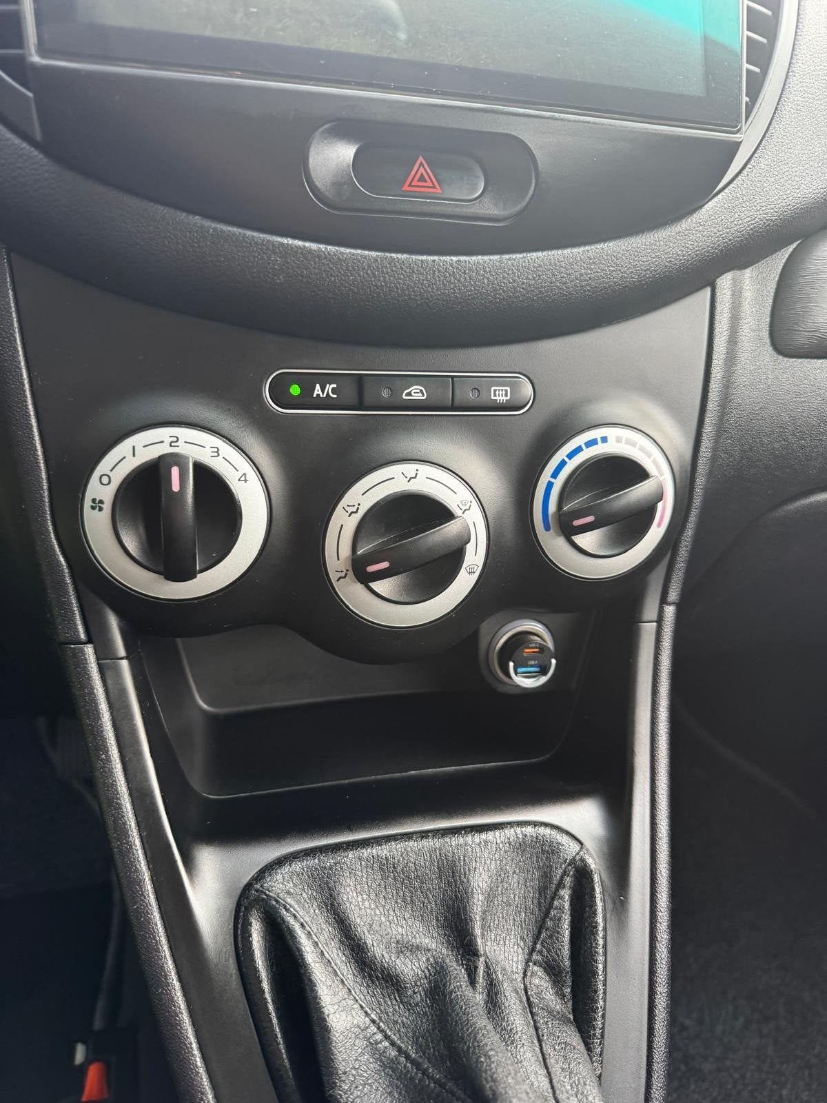 Foto 12 van Hyundai i10 1.1 I 5DR 2008 Grijs