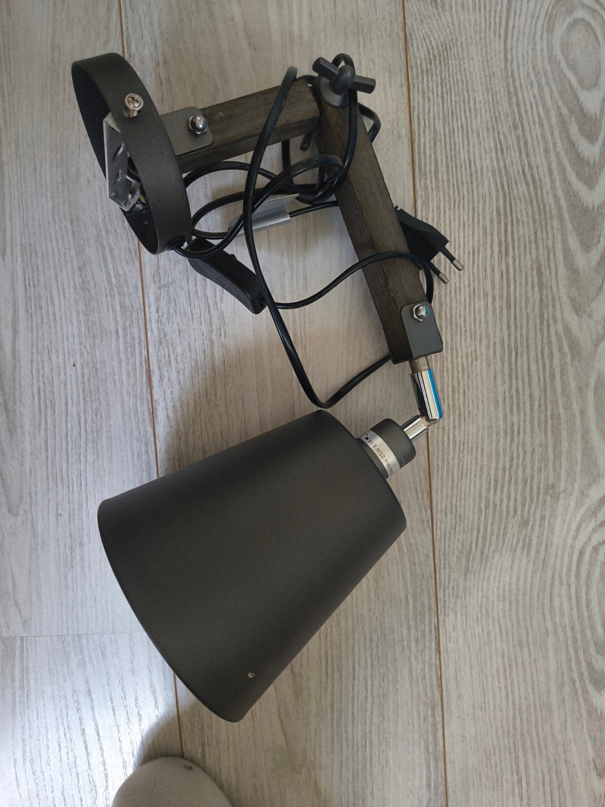 Verstelbare wandlamp met houten arm en metalen kap, Overige merken, Gebruikt, Zwart, E27 (groot)