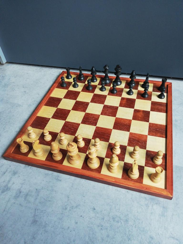 Fraai houten dam/schaakbord met houten stukken, Ophalen of Verzenden, Minder dan 500 stukjes, Zo goed als nieuw, Schaken