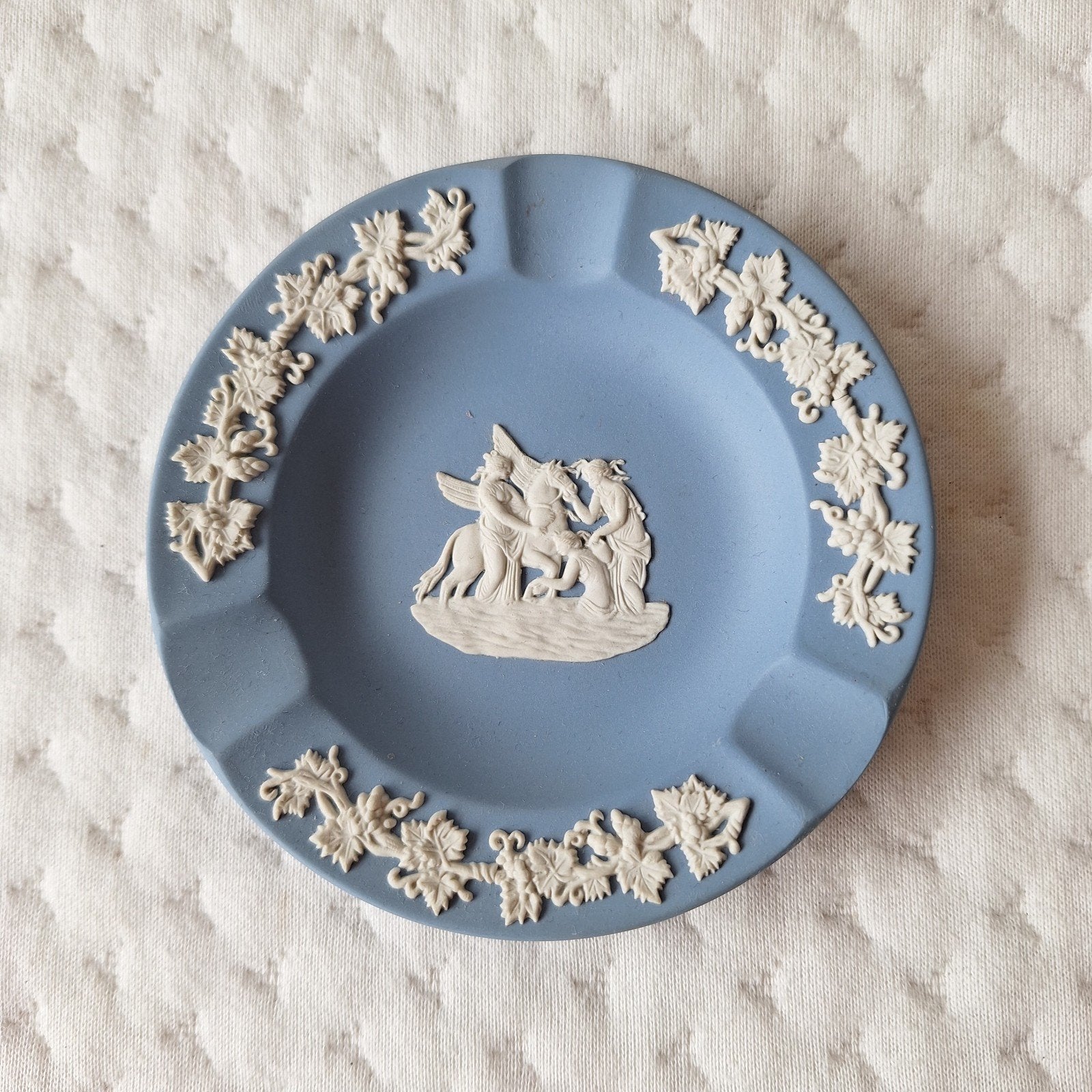 Vintage Wedgwood Jasperware Asbak -Lichtblauw met Wit Reliëf, Antiek en Kunst, Ophalen of Verzenden