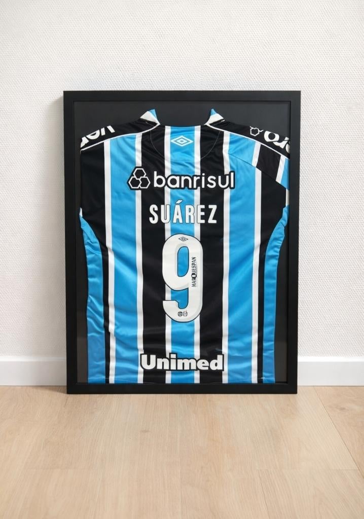 Prachtig ingelijst Gremio shirt van Luis Suarez, Ophalen of Verzenden, Nieuw, Buitenlandse clubs, Shirt