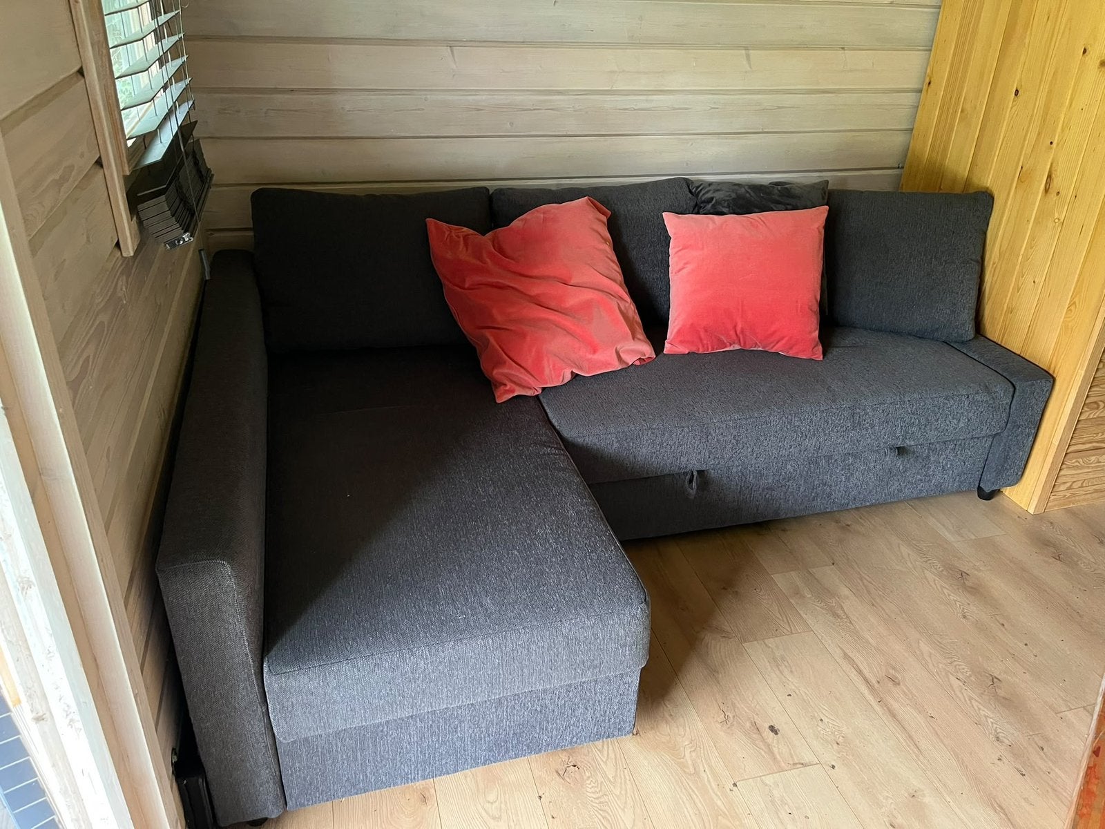 IKEA FRIHETEN hoekslaapbank met opberger – donkergrijs, Huis en Inrichting, Ophalen, Zo goed als nieuw, Tweepersoons, Grijs