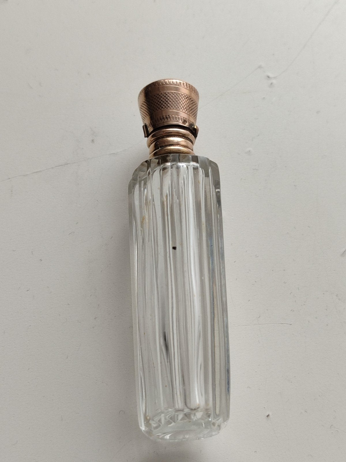 Antiek kristal parfum  flesje met gouden dop, Verzamelen, Parfumverzamelingen, Ophalen of Verzenden, Parfumfles