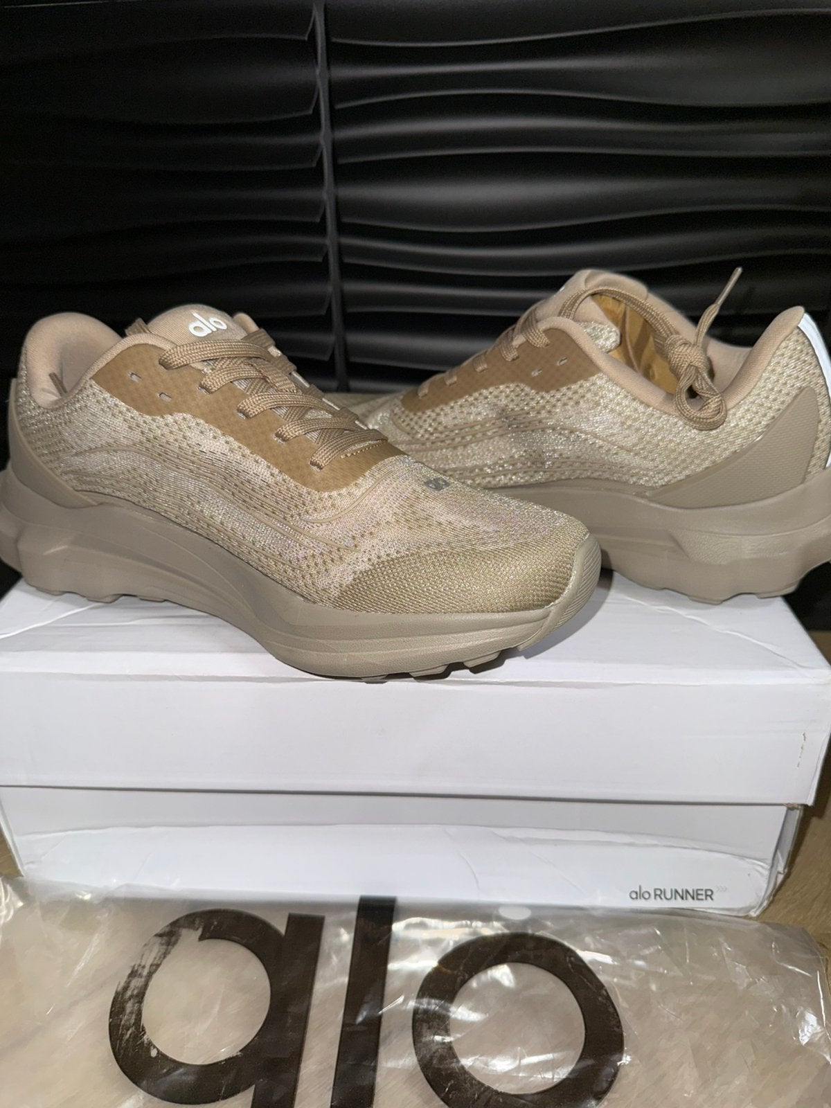 ALO sneakers - Beige- nieuw - 40, Kleding | Dames, Sportkleding, Ophalen of Verzenden, Nieuw, Maat 38/40 (M), Beige