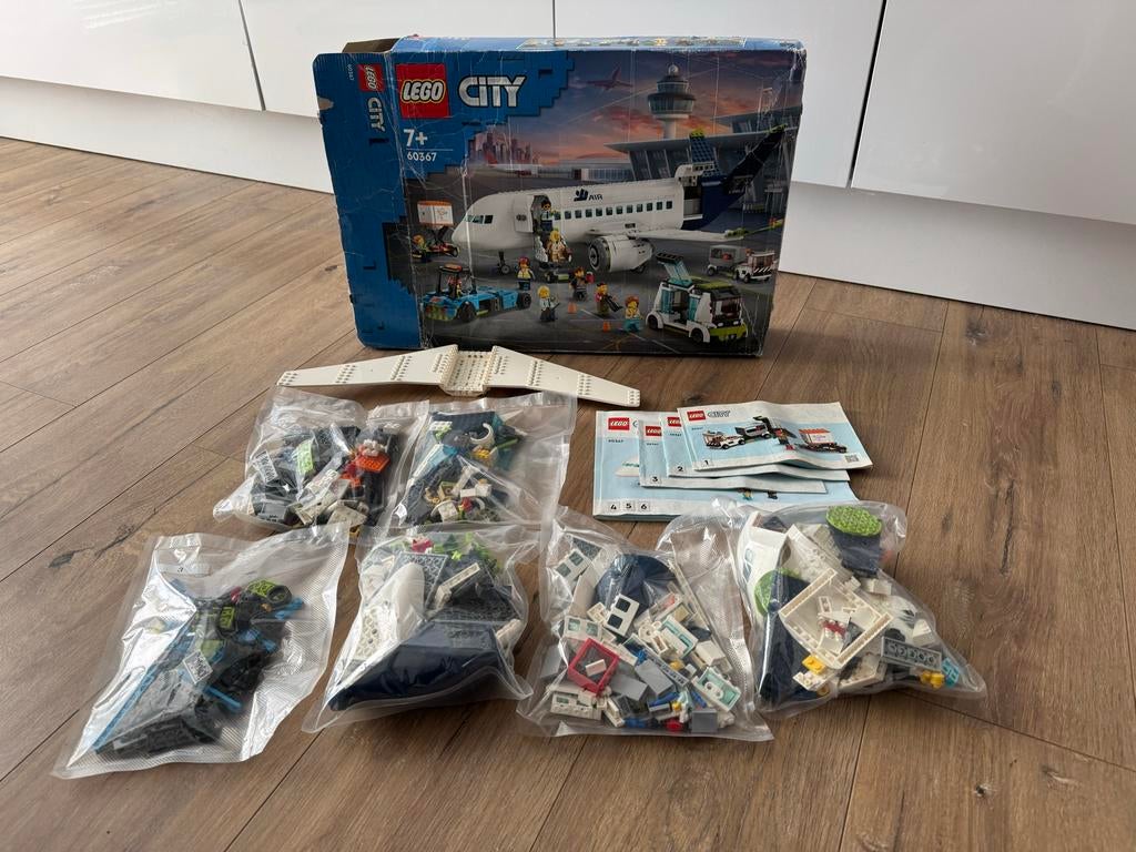 Lego City Passagiersvliegtuig 60367 - Compleet met doos, City, Lego, Ophalen of Verzenden, Zo goed als nieuw