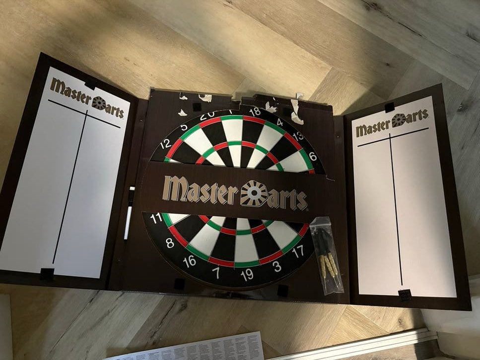 Master Darts Dartbord met kast en scoreborden, Sport en Fitness, Ophalen of Verzenden, Nieuw, Dartbord met pijlen