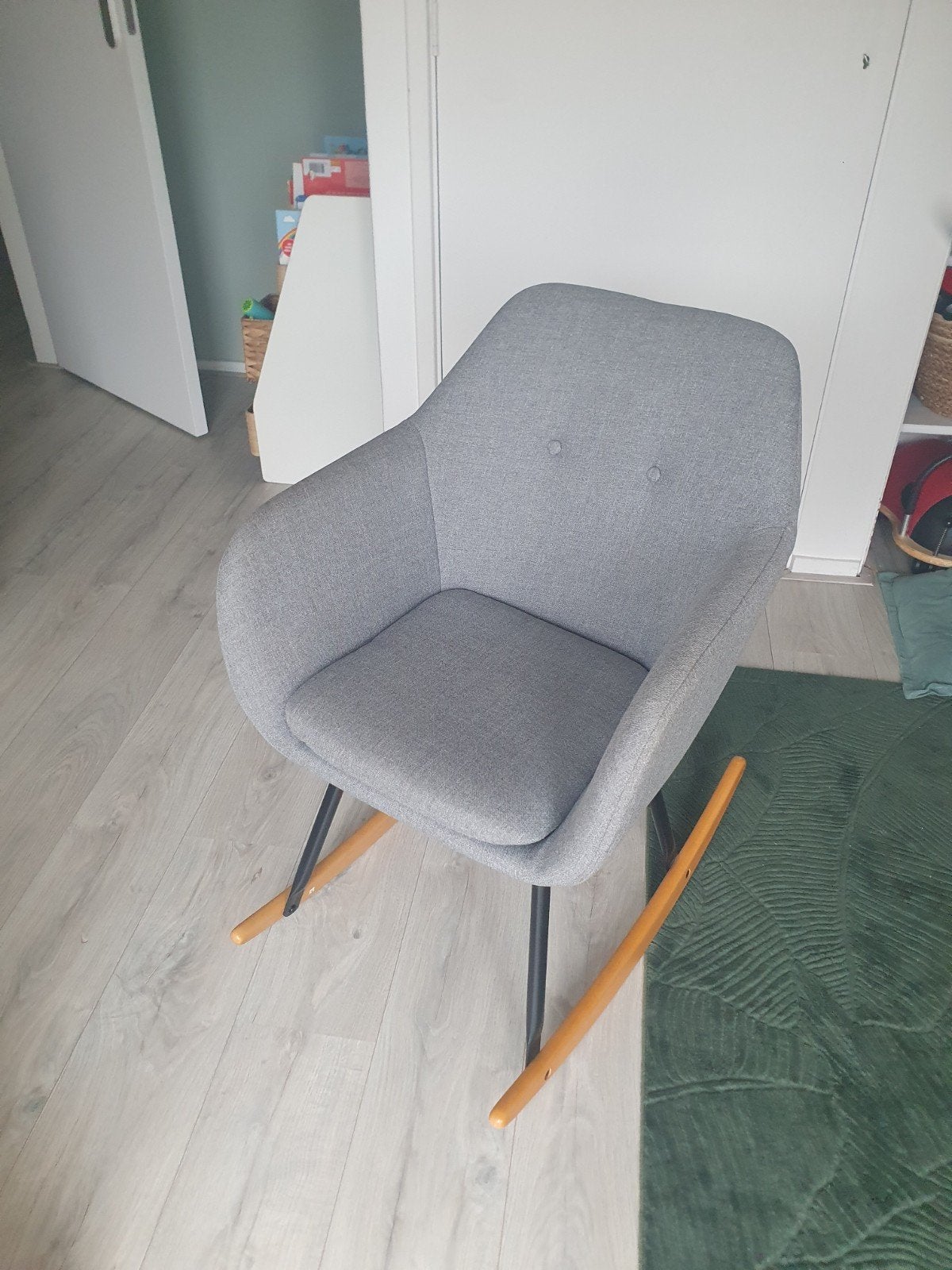 Grijze schommelstoel met houten onderstel, Huis en Inrichting, Stoelen, Ophalen, Zo goed als nieuw, Stof, Eén