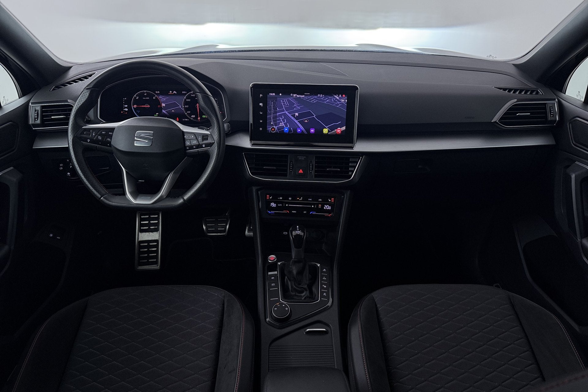SEAT Tarraco 1.4 TSI e-Hybrid PHEV FR (STOEL/STUUR VERWARMIN, 1800 kg, 4 cilinders, Leder en Stof, Zwart