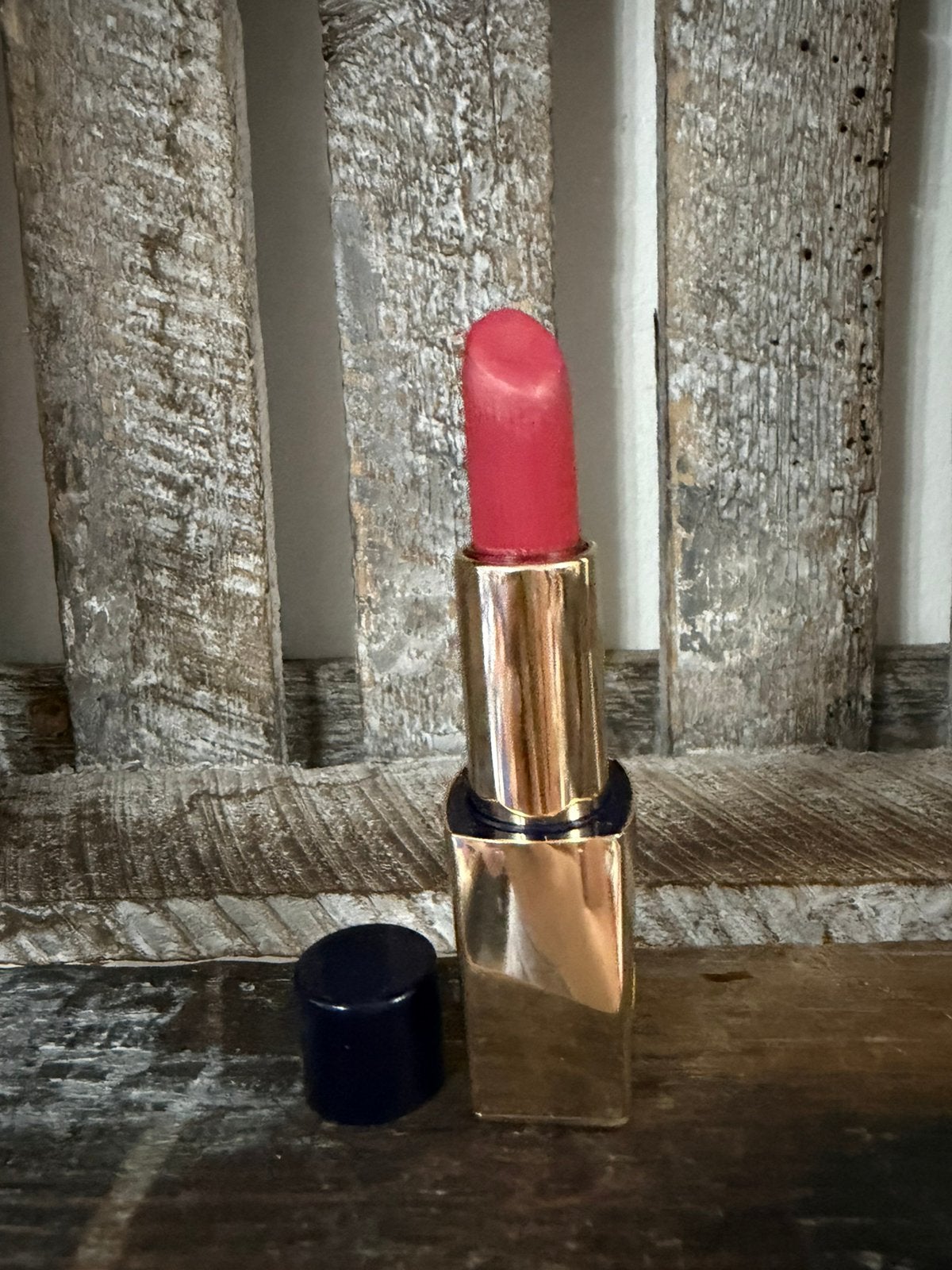 Estee Lauder Hi-Lustre Lipstick 420 Rebellious rose, Ophalen of Verzenden, Zo goed als nieuw, Roze, Lippen