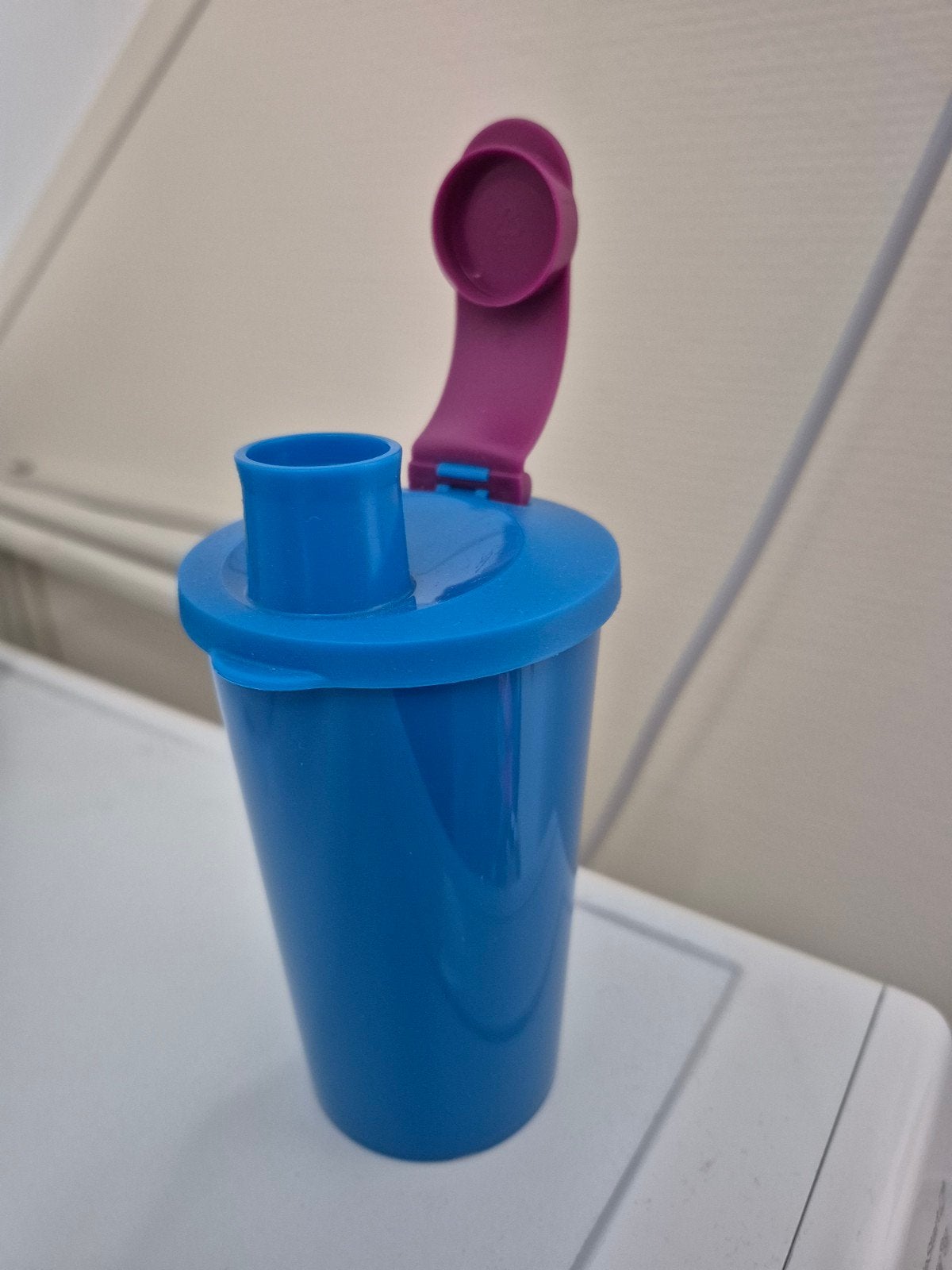 Tupperware beker met schenktuit, Huis en Inrichting, Keuken | Tupperware, Ophalen, Beker of Kan