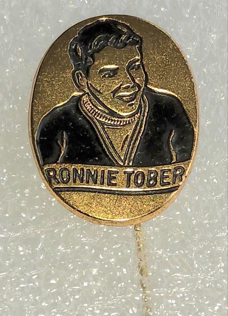 Vintage Speldje Ronnie Tober, Verzamelen, Speldjes, Pins en Buttons, Gebruikt, Speldje of Pin, Overige onderwerpen, Ophalen of Verzenden