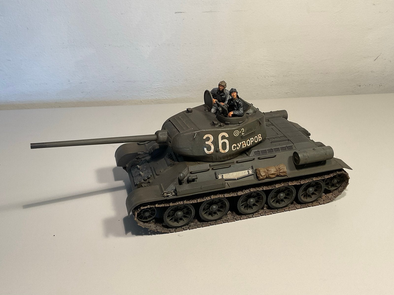 Dragon T-34, model 1944 met figuren - Handgeschilderd, Overige merken, Gebruikt, Tank, 1:32 tot 1:50
